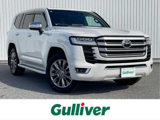 トヨタ ランドクルーザー ZX 滋賀県 2022(令4)年 1.5万km プレシャスホワイトパール ワンオーナー/電動サンルーフ/純正9型ディスプレイ/・Bluetooth/フルセグ/・CD/DVD/アラウンドビューモニター/ウッドコンビステアリング/ステアリングリモコン/ステアリングヒーター/ETC2.0/前後ドライブレコーダー/黒革シート/前席パワーシート/全席シートベンチレーション/全席シートヒーター/マルチテレインセレクト/電動デフロック/パワーバックドア/トヨタセーフティセンス/・レーダークルーズコントロール/・レーンディパーチャーアラート/・ブラインドスポットモニター/・プリクラッシュセーフティ/・クリアランスソナー/・リヤクロストラフィックアラート/・ロードサインアシスト/・ヘッドアップディスプレイ/プロジェクター式LEDヘッドランプ/フォグライト/オートハイビーム/指紋認証スタートスイッチ/スマートキー