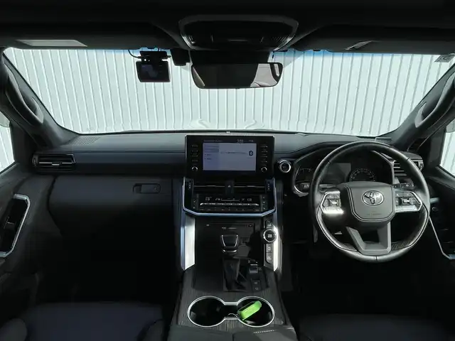 トヨタ ランドクルーザー ZX 滋賀県 2022(令4)年 1.5万km プレシャスホワイトパール ワンオーナー/電動サンルーフ/純正9型ディスプレイ/・Bluetooth/フルセグ/・CD/DVD/アラウンドビューモニター/ウッドコンビステアリング/ステアリングリモコン/ステアリングヒーター/ETC2.0/前後ドライブレコーダー/黒革シート/前席パワーシート/全席シートベンチレーション/全席シートヒーター/マルチテレインセレクト/電動デフロック/パワーバックドア/トヨタセーフティセンス/・レーダークルーズコントロール/・レーンディパーチャーアラート/・ブラインドスポットモニター/・プリクラッシュセーフティ/・クリアランスソナー/・リヤクロストラフィックアラート/・ロードサインアシスト/・ヘッドアップディスプレイ/プロジェクター式LEDヘッドランプ/フォグライト/オートハイビーム/指紋認証スタートスイッチ/スマートキー
