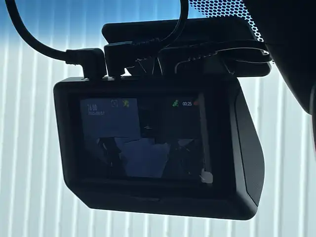 トヨタ ランドクルーザー ZX 滋賀県 2022(令4)年 1.5万km プレシャスホワイトパール ワンオーナー/電動サンルーフ/純正9型ディスプレイ/・Bluetooth/フルセグ/・CD/DVD/アラウンドビューモニター/ウッドコンビステアリング/ステアリングリモコン/ステアリングヒーター/ETC2.0/前後ドライブレコーダー/黒革シート/前席パワーシート/全席シートベンチレーション/全席シートヒーター/マルチテレインセレクト/電動デフロック/パワーバックドア/トヨタセーフティセンス/・レーダークルーズコントロール/・レーンディパーチャーアラート/・ブラインドスポットモニター/・プリクラッシュセーフティ/・クリアランスソナー/・リヤクロストラフィックアラート/・ロードサインアシスト/・ヘッドアップディスプレイ/プロジェクター式LEDヘッドランプ/フォグライト/オートハイビーム/指紋認証スタートスイッチ/スマートキー