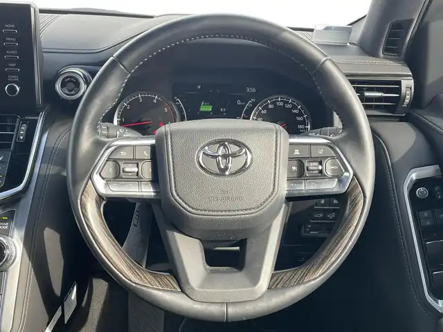 トヨタ ランドクルーザー ZX 滋賀県 2022(令4)年 1.5万km プレシャスホワイトパール ワンオーナー/電動サンルーフ/純正9型ディスプレイ/・Bluetooth/フルセグ/・CD/DVD/アラウンドビューモニター/ウッドコンビステアリング/ステアリングリモコン/ステアリングヒーター/ETC2.0/前後ドライブレコーダー/黒革シート/前席パワーシート/全席シートベンチレーション/全席シートヒーター/マルチテレインセレクト/電動デフロック/パワーバックドア/トヨタセーフティセンス/・レーダークルーズコントロール/・レーンディパーチャーアラート/・ブラインドスポットモニター/・プリクラッシュセーフティ/・クリアランスソナー/・リヤクロストラフィックアラート/・ロードサインアシスト/・ヘッドアップディスプレイ/プロジェクター式LEDヘッドランプ/フォグライト/オートハイビーム/指紋認証スタートスイッチ/スマートキー