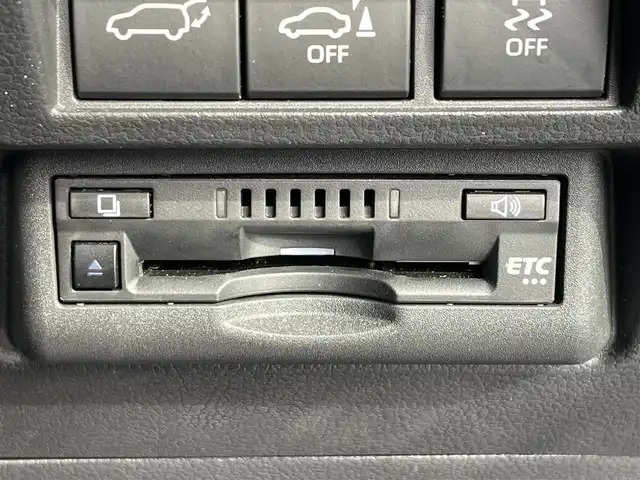 トヨタ ランドクルーザー ZX 滋賀県 2022(令4)年 1.5万km プレシャスホワイトパール ワンオーナー/電動サンルーフ/純正9型ディスプレイ/・Bluetooth/フルセグ/・CD/DVD/アラウンドビューモニター/ウッドコンビステアリング/ステアリングリモコン/ステアリングヒーター/ETC2.0/前後ドライブレコーダー/黒革シート/前席パワーシート/全席シートベンチレーション/全席シートヒーター/マルチテレインセレクト/電動デフロック/パワーバックドア/トヨタセーフティセンス/・レーダークルーズコントロール/・レーンディパーチャーアラート/・ブラインドスポットモニター/・プリクラッシュセーフティ/・クリアランスソナー/・リヤクロストラフィックアラート/・ロードサインアシスト/・ヘッドアップディスプレイ/プロジェクター式LEDヘッドランプ/フォグライト/オートハイビーム/指紋認証スタートスイッチ/スマートキー