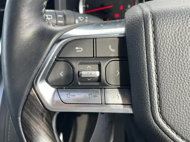 トヨタ ランドクルーザー ZX 滋賀県 2022(令4)年 1.5万km プレシャスホワイトパール ワンオーナー/電動サンルーフ/純正9型ディスプレイ/・Bluetooth/フルセグ/・CD/DVD/アラウンドビューモニター/ウッドコンビステアリング/ステアリングリモコン/ステアリングヒーター/ETC2.0/前後ドライブレコーダー/黒革シート/前席パワーシート/全席シートベンチレーション/全席シートヒーター/マルチテレインセレクト/電動デフロック/パワーバックドア/トヨタセーフティセンス/・レーダークルーズコントロール/・レーンディパーチャーアラート/・ブラインドスポットモニター/・プリクラッシュセーフティ/・クリアランスソナー/・リヤクロストラフィックアラート/・ロードサインアシスト/・ヘッドアップディスプレイ/プロジェクター式LEDヘッドランプ/フォグライト/オートハイビーム/指紋認証スタートスイッチ/スマートキー