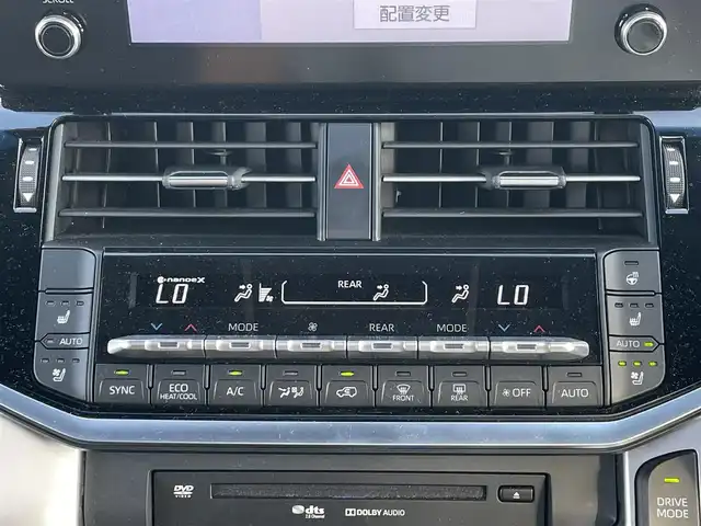 トヨタ ランドクルーザー ZX 滋賀県 2022(令4)年 1.5万km プレシャスホワイトパール ワンオーナー/電動サンルーフ/純正9型ディスプレイ/・Bluetooth/フルセグ/・CD/DVD/アラウンドビューモニター/ウッドコンビステアリング/ステアリングリモコン/ステアリングヒーター/ETC2.0/前後ドライブレコーダー/黒革シート/前席パワーシート/全席シートベンチレーション/全席シートヒーター/マルチテレインセレクト/電動デフロック/パワーバックドア/トヨタセーフティセンス/・レーダークルーズコントロール/・レーンディパーチャーアラート/・ブラインドスポットモニター/・プリクラッシュセーフティ/・クリアランスソナー/・リヤクロストラフィックアラート/・ロードサインアシスト/・ヘッドアップディスプレイ/プロジェクター式LEDヘッドランプ/フォグライト/オートハイビーム/指紋認証スタートスイッチ/スマートキー