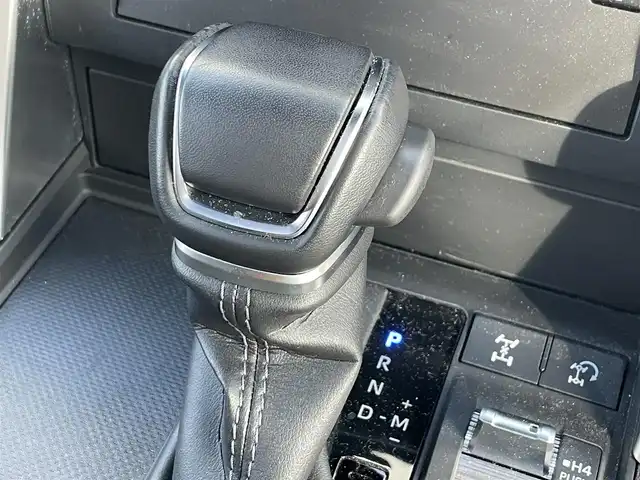 トヨタ ランドクルーザー ZX 滋賀県 2022(令4)年 1.5万km プレシャスホワイトパール ワンオーナー/電動サンルーフ/純正9型ディスプレイ/・Bluetooth/フルセグ/・CD/DVD/アラウンドビューモニター/ウッドコンビステアリング/ステアリングリモコン/ステアリングヒーター/ETC2.0/前後ドライブレコーダー/黒革シート/前席パワーシート/全席シートベンチレーション/全席シートヒーター/マルチテレインセレクト/電動デフロック/パワーバックドア/トヨタセーフティセンス/・レーダークルーズコントロール/・レーンディパーチャーアラート/・ブラインドスポットモニター/・プリクラッシュセーフティ/・クリアランスソナー/・リヤクロストラフィックアラート/・ロードサインアシスト/・ヘッドアップディスプレイ/プロジェクター式LEDヘッドランプ/フォグライト/オートハイビーム/指紋認証スタートスイッチ/スマートキー