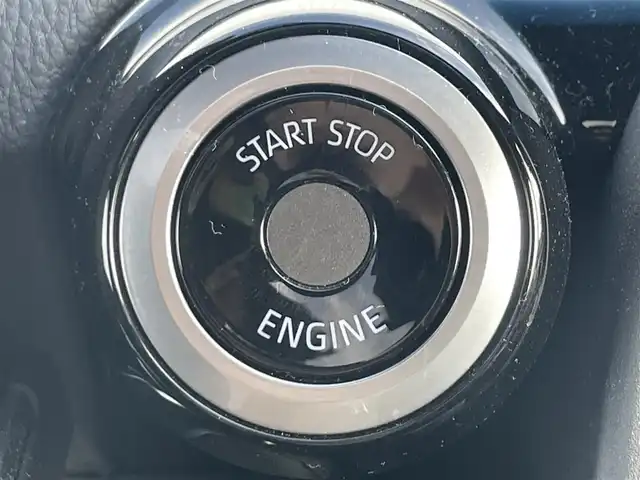 トヨタ ランドクルーザー ZX 滋賀県 2022(令4)年 1.5万km プレシャスホワイトパール ワンオーナー/電動サンルーフ/純正9型ディスプレイ/・Bluetooth/フルセグ/・CD/DVD/アラウンドビューモニター/ウッドコンビステアリング/ステアリングリモコン/ステアリングヒーター/ETC2.0/前後ドライブレコーダー/黒革シート/前席パワーシート/全席シートベンチレーション/全席シートヒーター/マルチテレインセレクト/電動デフロック/パワーバックドア/トヨタセーフティセンス/・レーダークルーズコントロール/・レーンディパーチャーアラート/・ブラインドスポットモニター/・プリクラッシュセーフティ/・クリアランスソナー/・リヤクロストラフィックアラート/・ロードサインアシスト/・ヘッドアップディスプレイ/プロジェクター式LEDヘッドランプ/フォグライト/オートハイビーム/指紋認証スタートスイッチ/スマートキー