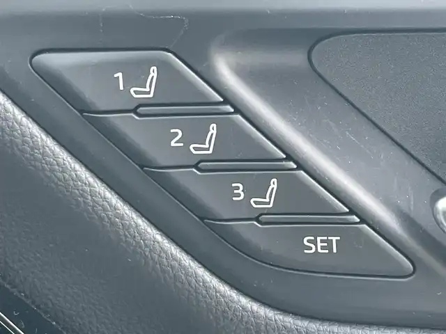 トヨタ ランドクルーザー ZX 滋賀県 2022(令4)年 1.5万km プレシャスホワイトパール ワンオーナー/電動サンルーフ/純正9型ディスプレイ/・Bluetooth/フルセグ/・CD/DVD/アラウンドビューモニター/ウッドコンビステアリング/ステアリングリモコン/ステアリングヒーター/ETC2.0/前後ドライブレコーダー/黒革シート/前席パワーシート/全席シートベンチレーション/全席シートヒーター/マルチテレインセレクト/電動デフロック/パワーバックドア/トヨタセーフティセンス/・レーダークルーズコントロール/・レーンディパーチャーアラート/・ブラインドスポットモニター/・プリクラッシュセーフティ/・クリアランスソナー/・リヤクロストラフィックアラート/・ロードサインアシスト/・ヘッドアップディスプレイ/プロジェクター式LEDヘッドランプ/フォグライト/オートハイビーム/指紋認証スタートスイッチ/スマートキー