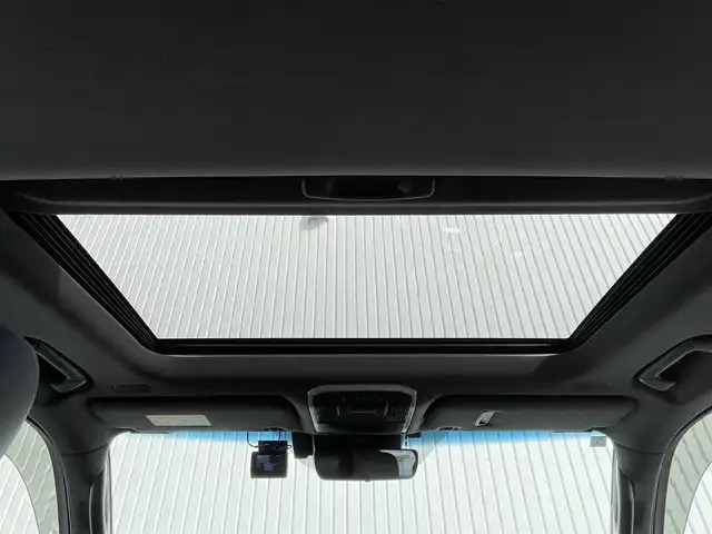 トヨタ ランドクルーザー ZX 滋賀県 2022(令4)年 1.5万km プレシャスホワイトパール ワンオーナー/電動サンルーフ/純正9型ディスプレイ/・Bluetooth/フルセグ/・CD/DVD/アラウンドビューモニター/ウッドコンビステアリング/ステアリングリモコン/ステアリングヒーター/ETC2.0/前後ドライブレコーダー/黒革シート/前席パワーシート/全席シートベンチレーション/全席シートヒーター/マルチテレインセレクト/電動デフロック/パワーバックドア/トヨタセーフティセンス/・レーダークルーズコントロール/・レーンディパーチャーアラート/・ブラインドスポットモニター/・プリクラッシュセーフティ/・クリアランスソナー/・リヤクロストラフィックアラート/・ロードサインアシスト/・ヘッドアップディスプレイ/プロジェクター式LEDヘッドランプ/フォグライト/オートハイビーム/指紋認証スタートスイッチ/スマートキー