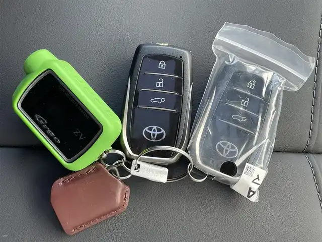 トヨタ ランドクルーザー ZX 滋賀県 2022(令4)年 1.5万km プレシャスホワイトパール ワンオーナー/電動サンルーフ/純正9型ディスプレイ/・Bluetooth/フルセグ/・CD/DVD/アラウンドビューモニター/ウッドコンビステアリング/ステアリングリモコン/ステアリングヒーター/ETC2.0/前後ドライブレコーダー/黒革シート/前席パワーシート/全席シートベンチレーション/全席シートヒーター/マルチテレインセレクト/電動デフロック/パワーバックドア/トヨタセーフティセンス/・レーダークルーズコントロール/・レーンディパーチャーアラート/・ブラインドスポットモニター/・プリクラッシュセーフティ/・クリアランスソナー/・リヤクロストラフィックアラート/・ロードサインアシスト/・ヘッドアップディスプレイ/プロジェクター式LEDヘッドランプ/フォグライト/オートハイビーム/指紋認証スタートスイッチ/スマートキー