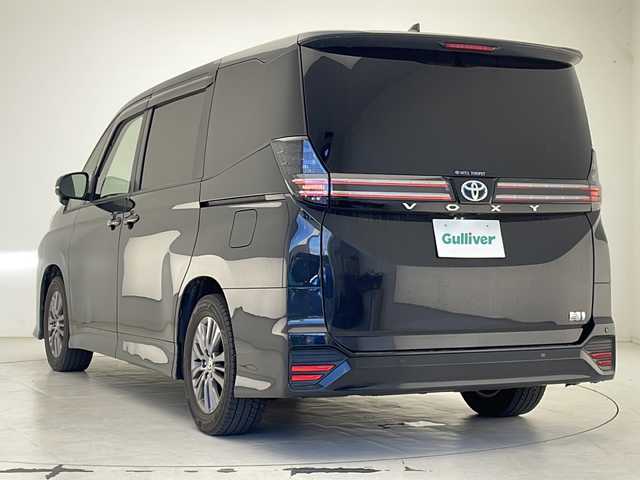 トヨタ ヴォクシー ハイブリッド S－G 沖縄県 2022(令4)年 4.9万km グリッターブラックガラスフレーク 純正10.5インチディスプレイオーディオ　/（フルセグＴＶ　DVD　Ｂｌｕｅｔｏｏｔｈ接続　HDMI）/バックカメラ/ＥＴＣ/両側パワースライドドア/トヨタセーフティセンス/・衝突被害軽減ブレーキ (プリクラッシュセーフティ)																									/・ハンドル操作サポート (レーントレーシングアシスト)																									/・追従ドライブ支援機能 (レーダークルーズコントロール)																									/・車線はみ出しアラート (レーンディパーチャーアラート)																									/・自動ハイビーム (オートマチックハイビーム)																									/ステアリングスイッチ/シートヒーター/クリアランスソナー/ＢＳＭ/ＬＥＤヘッドライト/オートライト/スマートキー/プッシュスタート/保証書/取扱説明書