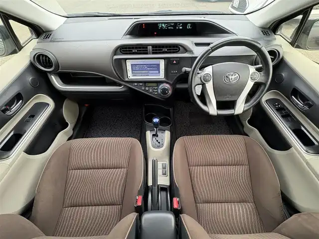 トヨタ アクア G 大分県 2014(平26)年 5万km ディープアメジストマイカメタリック ・ナビ(CD/BT/SD)/・バックカメラ/・ワンセグテレビ/・ETC/・ステアリングリモコン/・電格ミラー/・スマートキー/・プッシュスタートボタン/・フロアマット/・社外ホイール