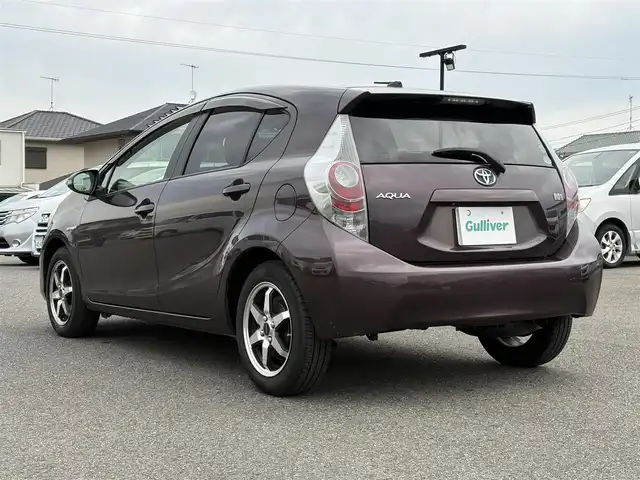 トヨタ アクア G 大分県 2014(平26)年 5万km ディープアメジストマイカメタリック ・ナビ(CD/BT/SD)/・バックカメラ/・ワンセグテレビ/・ETC/・ステアリングリモコン/・電格ミラー/・スマートキー/・プッシュスタートボタン/・フロアマット/・社外ホイール