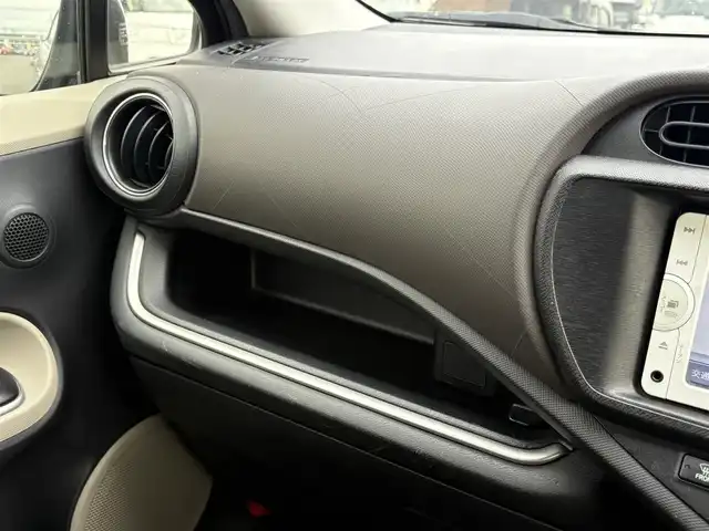 トヨタ アクア G 大分県 2014(平26)年 5万km ディープアメジストマイカメタリック ・ナビ(CD/BT/SD)/・バックカメラ/・ワンセグテレビ/・ETC/・ステアリングリモコン/・電格ミラー/・スマートキー/・プッシュスタートボタン/・フロアマット/・社外ホイール