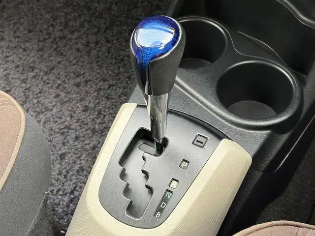 トヨタ アクア G 大分県 2014(平26)年 5万km ディープアメジストマイカメタリック ・ナビ(CD/BT/SD)/・バックカメラ/・ワンセグテレビ/・ETC/・ステアリングリモコン/・電格ミラー/・スマートキー/・プッシュスタートボタン/・フロアマット/・社外ホイール