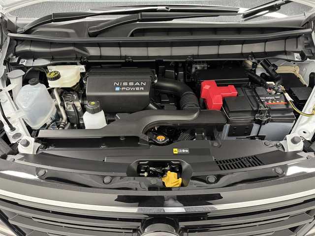 日産 セレナ e－パワー ハイウェイスター V 三重県 2025(令7)年 0.1千km プリズムホワイト 登録済未使用車/e-POWER/FF/インパネCVT/純正 12.3インチ Nissan Connectナビ/（AM/FM/USB/iPod/TV/Bluetooth/HDMI/CarPlay/AndroidAuto）/アラウンドビューモニター（移動物検知機能付）/両側ハンズフリーオートスライドドア/ドライブレコーダー前後*/ETC2.0*/安全/・プロパイロット（ナビリンク機能付）・緊急停止支援システム（SOSコール機能付）*/・エマージェンシーブレーキ/・衝突回避ステアリングアシスト/・LI（車線逸脱防止支援システム）＋LDW（車線逸脱警報）/・BSI（後側方衝突防止支援）＋BSW（後側方車両検知警報）/・RCTA（後退時車両検知警報）/・DA（ふらつき警報）/・踏み間違い衝突防止アシスト/・標識検知（進入禁止/最高速度/一時停止）/・フロント＆バックソナー/など/その他装備/・インテリジェントルームミラー*/・左右・後席独立オートエアコン/・オートライト、LEDヘッドライト、アダプティブLEDヘッドライト/・電動パーキングブレーキ＆ブレーキホールド/・USB充電ジャック（TYPE-Ax1、TYPE-Cx5）/・デュアルバックドア/・純正16inAW/・保/取/・スマートキーx2/など