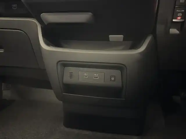 日産 セレナ e－パワー ハイウェイスター V 三重県 2025(令7)年 0.1千km プリズムホワイト 登録済未使用車/e-POWER/FF/インパネCVT/純正 12.3インチ Nissan Connectナビ/（AM/FM/USB/iPod/TV/Bluetooth/HDMI/CarPlay/AndroidAuto）/アラウンドビューモニター（移動物検知機能付）/両側ハンズフリーオートスライドドア/ドライブレコーダー前後*/ETC2.0*/安全/・プロパイロット（ナビリンク機能付）・緊急停止支援システム（SOSコール機能付）*/・エマージェンシーブレーキ/・衝突回避ステアリングアシスト/・LI（車線逸脱防止支援システム）＋LDW（車線逸脱警報）/・BSI（後側方衝突防止支援）＋BSW（後側方車両検知警報）/・RCTA（後退時車両検知警報）/・DA（ふらつき警報）/・踏み間違い衝突防止アシスト/・標識検知（進入禁止/最高速度/一時停止）/・フロント＆バックソナー/など/その他装備/・インテリジェントルームミラー*/・左右・後席独立オートエアコン/・オートライト、LEDヘッドライト、アダプティブLEDヘッドライト/・電動パーキングブレーキ＆ブレーキホールド/・USB充電ジャック（TYPE-Ax1、TYPE-Cx5）/・デュアルバックドア/・純正16inAW/・保/取/・スマートキーx2/など