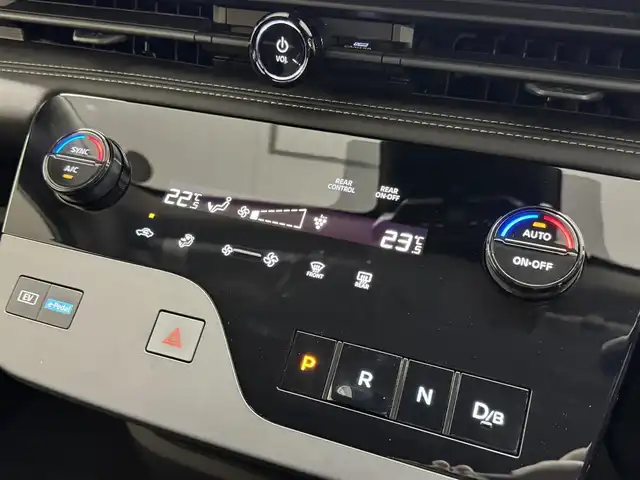 日産 セレナ e－パワー ハイウェイスター V 三重県 2025(令7)年 0.1千km プリズムホワイト 登録済未使用車/e-POWER/FF/インパネCVT/純正 12.3インチ Nissan Connectナビ/（AM/FM/USB/iPod/TV/Bluetooth/HDMI/CarPlay/AndroidAuto）/アラウンドビューモニター（移動物検知機能付）/両側ハンズフリーオートスライドドア/ドライブレコーダー前後*/ETC2.0*/安全/・プロパイロット（ナビリンク機能付）・緊急停止支援システム（SOSコール機能付）*/・エマージェンシーブレーキ/・衝突回避ステアリングアシスト/・LI（車線逸脱防止支援システム）＋LDW（車線逸脱警報）/・BSI（後側方衝突防止支援）＋BSW（後側方車両検知警報）/・RCTA（後退時車両検知警報）/・DA（ふらつき警報）/・踏み間違い衝突防止アシスト/・標識検知（進入禁止/最高速度/一時停止）/・フロント＆バックソナー/など/その他装備/・インテリジェントルームミラー*/・左右・後席独立オートエアコン/・オートライト、LEDヘッドライト、アダプティブLEDヘッドライト/・電動パーキングブレーキ＆ブレーキホールド/・USB充電ジャック（TYPE-Ax1、TYPE-Cx5）/・デュアルバックドア/・純正16inAW/・保/取/・スマートキーx2/など