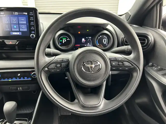 トヨタ ヤリス ハイブリッド G 三重県 2020(令2)年 2.8万km ホワイトパールクリスタルシャイン /禁煙車//ワンオーナー//ディスプレイオーディオ//純正ナビ/　BT/AM/FM//全方位カメラ//トヨタセーフティセンス//プッシュスタート//スマートキー//スペアキー×2//純正フロアマット//純正ドアバイザー//保証書//取扱説明書