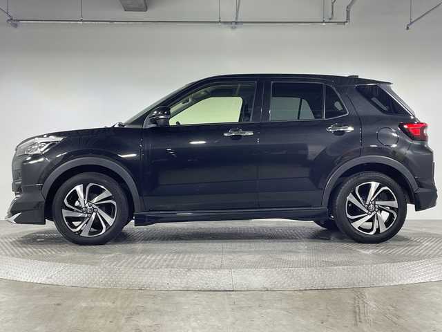 トヨタ ライズ Z 神奈川県 2023(令5)年 1.7万km ブラックマイカメタリック モデリスタエアロ【フロント/サイド/リアアンダー】/純正SDナビゲーション【NSZT-W68T】/フルセグ　CD DVD　Bluetooth　SD/パノラミックビュー/スしょうマートアシスト/コーナリングトレースアシスト/衝突回避支援ブレーキ機能/総突警報機能/車線逸脱警報/車線逸脱抑制機能/ふらつき警報/路側逸脱警報/ブレーキ制御付誤発進抑制機能/先行車発進お知らせ機能/アダブティブドライビングビーム/コーナーセンサー/標識認識機能/アダブティブクルーズコントロール/サイドビューランプ/レーンキープコントロール/革巻きステアリング/ステアリングスイッチ/前席シートヒーター/社外前後ドライブレコーダー/電動パーキングプレーキ/純正ビルトインETC/プッシュスタート/スマートキー/LEDヘッド/フォグランプ/LEDシーケンシャルターンランプ/LEDイルミネーションランプ/LEDリアフォグランプ/純正リアスポイラー/純正17インチアルミホイール