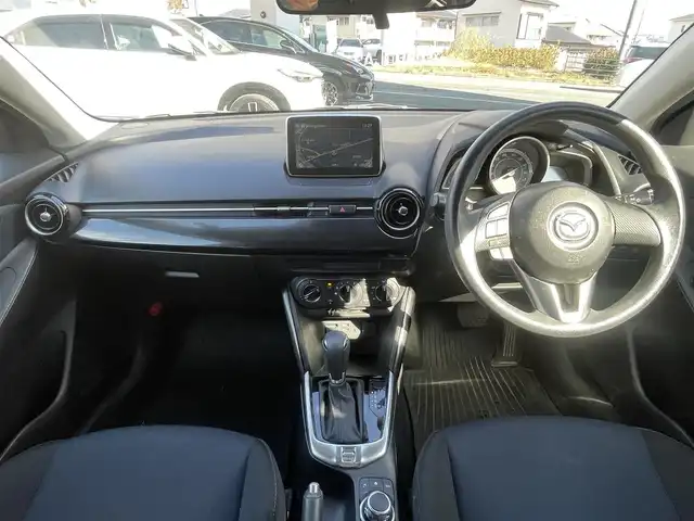 マツダ デミオ 13S 熊本県 2015(平27)年 9.5万km ソウルレッドプレミアムメタリック 純正ナビ/【ワンセグテレビ/Bluetooth/USB/AM/FM】/バックカメラ/ステアリングスイッチ/アイドリングストップ/横滑り防止/MTモード/プッシュスタート/HID/ヘッドライトレベライザー/スマートキー/スペアキー/ドアバイザー/取扱説明書