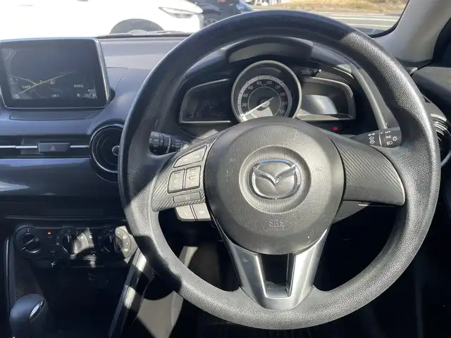 マツダ デミオ 13S 熊本県 2015(平27)年 9.5万km ソウルレッドプレミアムメタリック 純正ナビ/【ワンセグテレビ/Bluetooth/USB/AM/FM】/バックカメラ/ステアリングスイッチ/アイドリングストップ/横滑り防止/MTモード/プッシュスタート/HID/ヘッドライトレベライザー/スマートキー/スペアキー/ドアバイザー/取扱説明書