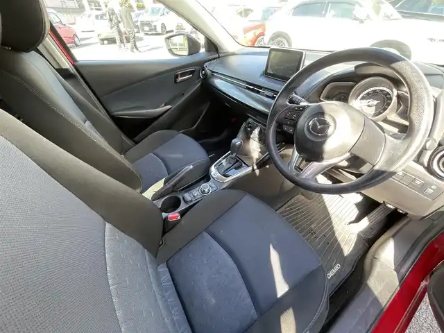 マツダ デミオ 13S 熊本県 2015(平27)年 9.5万km ソウルレッドプレミアムメタリック 純正ナビ/【ワンセグテレビ/Bluetooth/USB/AM/FM】/バックカメラ/ステアリングスイッチ/アイドリングストップ/横滑り防止/MTモード/プッシュスタート/HID/ヘッドライトレベライザー/スマートキー/スペアキー/ドアバイザー/取扱説明書