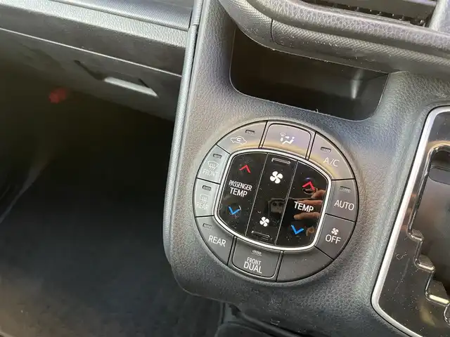 トヨタ ヴォクシー ZS 煌 千葉県 2015(平27)年 5.8万km ブラック 純正９インチナビ/・Bluetooth/フルセグTV/DVD/CD/ミュージックサーバー（SD）/アルパイン製フリップダウンモニター/ビルトインＥＴＣ/バックカメラ/両側パワースライドドア/純正アルミホイール/オートライト/ＴＲＤエアロ