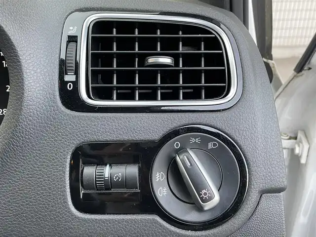 フォルクスワーゲン ポロ GTI 千葉県 2013(平25)年 3.8万km キャンディホワイト 純正メモリナビゲーション/（CD/DVD/BT/フルセグTV）/パドルシフト/ETC/キセノンライト/フォグライト/リアコーナーセンサー/電格ミラー/ドアバイザー/純正フロアマット/純正17インチアルミホイール