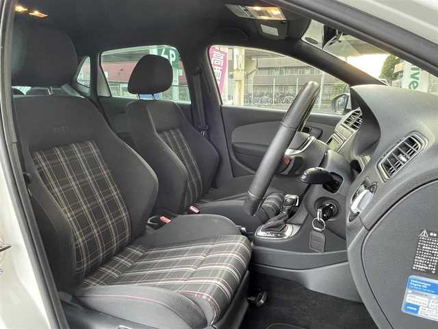 フォルクスワーゲン ポロ GTI 千葉県 2013(平25)年 3.8万km キャンディホワイト 純正メモリナビゲーション/（CD/DVD/BT/フルセグTV）/パドルシフト/ETC/キセノンライト/フォグライト/リアコーナーセンサー/電格ミラー/ドアバイザー/純正フロアマット/純正17インチアルミホイール