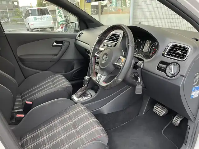 フォルクスワーゲン ポロ GTI 千葉県 2013(平25)年 3.8万km キャンディホワイト 純正メモリナビゲーション/（CD/DVD/BT/フルセグTV）/パドルシフト/ETC/キセノンライト/フォグライト/リアコーナーセンサー/電格ミラー/ドアバイザー/純正フロアマット/純正17インチアルミホイール