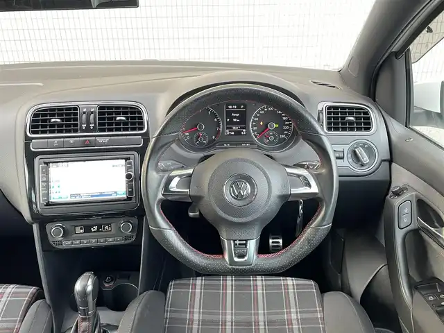フォルクスワーゲン ポロ GTI 千葉県 2013(平25)年 3.8万km キャンディホワイト 純正メモリナビゲーション/（CD/DVD/BT/フルセグTV）/パドルシフト/ETC/キセノンライト/フォグライト/リアコーナーセンサー/電格ミラー/ドアバイザー/純正フロアマット/純正17インチアルミホイール