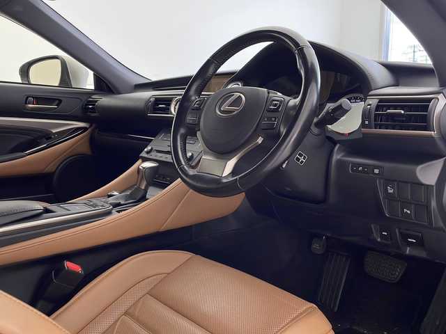 レクサス ＲＣ 300h 沖縄県 2017(平29)年 7.4万km ソニックチタニウム 県外仕入れ/純正ナビ/　DTV DVD Bluetooth/プレミアムサウンドシステム/ビルドインETC/サンルーフ/レザーシート/パワーシート/シートヒーター/クルーズコントロール/コーナーセンサー/純正18インチAW/ステアリングスイッチ/バックカメラ/パドルシフト/電動格納ミラー/LEDヘッドライト