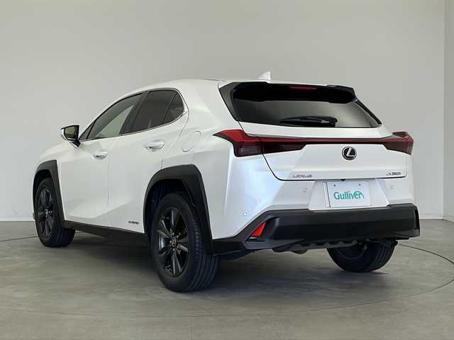 レクサス ＵＸ 250h バージョンC 新潟県 2020(令2)年 6万km ソニッククォーツ 純正メーカーOPナビ/・AM/FM/CD/DVD/Bluetooth/AUX/USB/フルセグ/バックモニター/衝突被害軽減システム/レーンキープアシスト/ETC2.0/前後ドライブレコーダー/ブラインドスポットモニター/前席パワーシート/前席シートヒーター/純正フロアマット/レザーステアリング/三眼LEDヘッドライト/オートライト/オートマチックハイビーム/純正17インチAW夏タイヤ/ABS/横滑り防止機能/前後コーナーセンサー/盗難防止装置/保証書