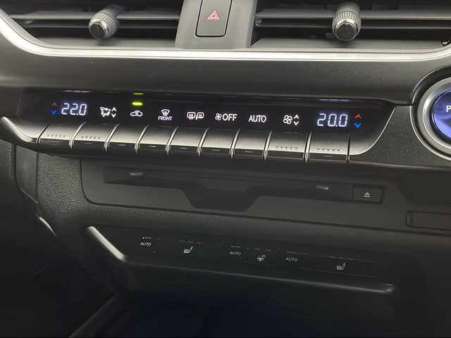 レクサス ＵＸ 250h バージョンC 新潟県 2020(令2)年 6万km ソニッククォーツ 純正メーカーOPナビ/・AM/FM/CD/DVD/Bluetooth/AUX/USB/フルセグ/バックモニター/衝突被害軽減システム/レーンキープアシスト/ETC2.0/前後ドライブレコーダー/ブラインドスポットモニター/前席パワーシート/前席シートヒーター/純正フロアマット/レザーステアリング/三眼LEDヘッドライト/オートライト/オートマチックハイビーム/純正17インチAW夏タイヤ/ABS/横滑り防止機能/前後コーナーセンサー/盗難防止装置/保証書