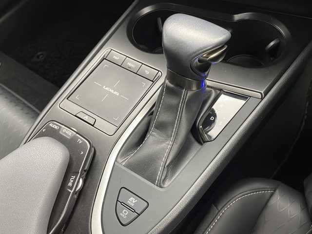 レクサス ＵＸ 250h バージョンC 新潟県 2020(令2)年 6万km ソニッククォーツ 純正メーカーOPナビ/・AM/FM/CD/DVD/Bluetooth/AUX/USB/フルセグ/バックモニター/衝突被害軽減システム/レーンキープアシスト/ETC2.0/前後ドライブレコーダー/ブラインドスポットモニター/前席パワーシート/前席シートヒーター/純正フロアマット/レザーステアリング/三眼LEDヘッドライト/オートライト/オートマチックハイビーム/純正17インチAW夏タイヤ/ABS/横滑り防止機能/前後コーナーセンサー/盗難防止装置/保証書