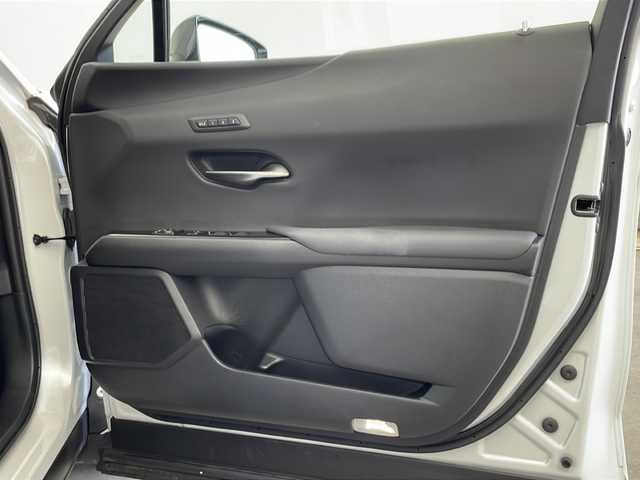 レクサス ＵＸ 250h バージョンC 新潟県 2020(令2)年 6万km ソニッククォーツ 純正メーカーOPナビ/・AM/FM/CD/DVD/Bluetooth/AUX/USB/フルセグ/バックモニター/衝突被害軽減システム/レーンキープアシスト/ETC2.0/前後ドライブレコーダー/ブラインドスポットモニター/前席パワーシート/前席シートヒーター/純正フロアマット/レザーステアリング/三眼LEDヘッドライト/オートライト/オートマチックハイビーム/純正17インチAW夏タイヤ/ABS/横滑り防止機能/前後コーナーセンサー/盗難防止装置/保証書