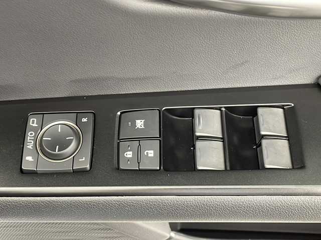 レクサス ＵＸ 250h バージョンC 新潟県 2020(令2)年 6万km ソニッククォーツ 純正メーカーOPナビ/・AM/FM/CD/DVD/Bluetooth/AUX/USB/フルセグ/バックモニター/衝突被害軽減システム/レーンキープアシスト/ETC2.0/前後ドライブレコーダー/ブラインドスポットモニター/前席パワーシート/前席シートヒーター/純正フロアマット/レザーステアリング/三眼LEDヘッドライト/オートライト/オートマチックハイビーム/純正17インチAW夏タイヤ/ABS/横滑り防止機能/前後コーナーセンサー/盗難防止装置/保証書