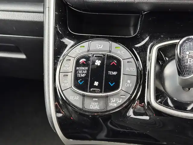 トヨタ ヴォクシー ハイブリッド ZS 煌Ⅱ 宮城県 2019(平31)年 13.6万km イナズマスパーキングブラックガラスフレーク TRDエアロ（F/S/R）/セーフティセンス/・プリクラッシュセーフティ/・レーンディパーチャーアラート/・オートマチックハイビーム/・先行車発進お知らせ機能/インテリジェントクリアランスソナー/パーキングサポートブレーキ/社外10.2インチフリップダウンモニター（TMX-R3300）/社外9インチナビ（AVN-ZX03i）/・CD/DVD/・Bluetooth/・フルセグTV/バックカメラ/ETC/両側パワースライドドア/シートヒーター/革巻きステアリング/クルーズコントロール/ステアリングスイッチ/LEDヘッドランプ/フォグランプ/オートライト/スマートキー＆プッシュスタート/電動格納ミラー/純正16インチAW/純正ドアバイザー/フロアマット/Wエアバッグ