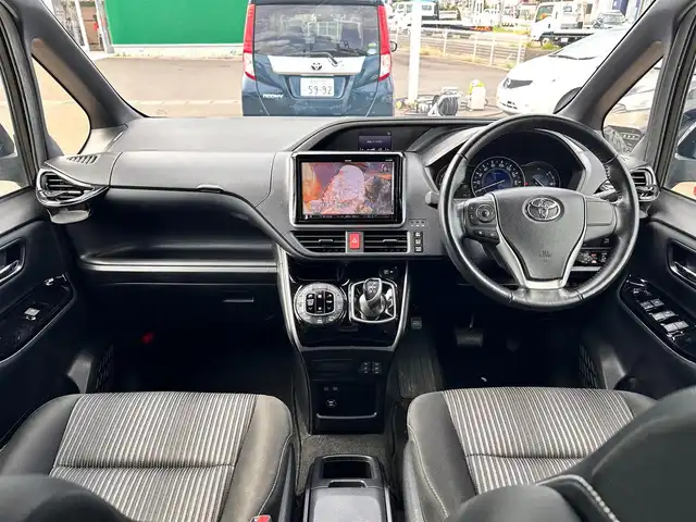 トヨタ ヴォクシー ハイブリッド ZS 煌Ⅱ 宮城県 2019(平31)年 13.6万km イナズマスパーキングブラックガラスフレーク TRDエアロ（F/S/R）/セーフティセンス/・プリクラッシュセーフティ/・レーンディパーチャーアラート/・オートマチックハイビーム/・先行車発進お知らせ機能/インテリジェントクリアランスソナー/パーキングサポートブレーキ/社外10.2インチフリップダウンモニター（TMX-R3300）/社外9インチナビ（AVN-ZX03i）/・CD/DVD/・Bluetooth/・フルセグTV/バックカメラ/ETC/両側パワースライドドア/シートヒーター/革巻きステアリング/クルーズコントロール/ステアリングスイッチ/LEDヘッドランプ/フォグランプ/オートライト/スマートキー＆プッシュスタート/電動格納ミラー/純正16インチAW/純正ドアバイザー/フロアマット/Wエアバッグ