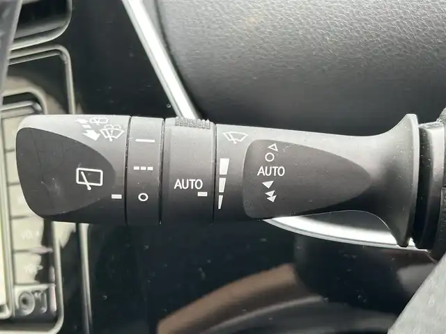 トヨタ プリウス Sセーフティプラス 佐賀県 2018(平30)年 4.1万km ホワイトパールクリスタルシャイン トヨタセーフティセンス/・プリクラッシュセーフティ/・レーダークルーズコントロール/・レーンディパーチャーアラート/・オートマチックハイビーム/インテリジェントクリアランスソナー/クリアランスソナー/パーキングアシスト/純正SDナビ/・バックカメラ/・TV/BT/CD/純正ドラレコ(DRT-H66A)/純正15インチAW/ETC/LEDヘッドライト/オートライト/オートワイパー/ドアバイザー/レザー調シートカバー/スペアキー×1/取扱説明書/保証書/ラルグス車高調車載