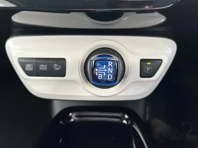 トヨタ プリウス Sセーフティプラス 佐賀県 2018(平30)年 4.1万km ホワイトパールクリスタルシャイン トヨタセーフティセンス/・プリクラッシュセーフティ/・レーダークルーズコントロール/・レーンディパーチャーアラート/・オートマチックハイビーム/インテリジェントクリアランスソナー/クリアランスソナー/パーキングアシスト/純正SDナビ/・バックカメラ/・TV/BT/CD/純正ドラレコ(DRT-H66A)/純正15インチAW/ETC/LEDヘッドライト/オートライト/オートワイパー/ドアバイザー/レザー調シートカバー/スペアキー×1/取扱説明書/保証書/ラルグス車高調車載