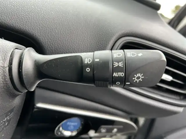 トヨタ プリウス Sセーフティプラス 佐賀県 2018(平30)年 4.1万km ホワイトパールクリスタルシャイン トヨタセーフティセンス/・プリクラッシュセーフティ/・レーダークルーズコントロール/・レーンディパーチャーアラート/・オートマチックハイビーム/インテリジェントクリアランスソナー/クリアランスソナー/パーキングアシスト/純正SDナビ/・バックカメラ/・TV/BT/CD/純正ドラレコ(DRT-H66A)/純正15インチAW/ETC/LEDヘッドライト/オートライト/オートワイパー/ドアバイザー/レザー調シートカバー/スペアキー×1/取扱説明書/保証書/ラルグス車高調車載