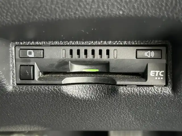 トヨタ プリウス Sセーフティプラス 佐賀県 2018(平30)年 4.1万km ホワイトパールクリスタルシャイン トヨタセーフティセンス/・プリクラッシュセーフティ/・レーダークルーズコントロール/・レーンディパーチャーアラート/・オートマチックハイビーム/インテリジェントクリアランスソナー/クリアランスソナー/パーキングアシスト/純正SDナビ/・バックカメラ/・TV/BT/CD/純正ドラレコ(DRT-H66A)/純正15インチAW/ETC/LEDヘッドライト/オートライト/オートワイパー/ドアバイザー/レザー調シートカバー/スペアキー×1/取扱説明書/保証書/ラルグス車高調車載