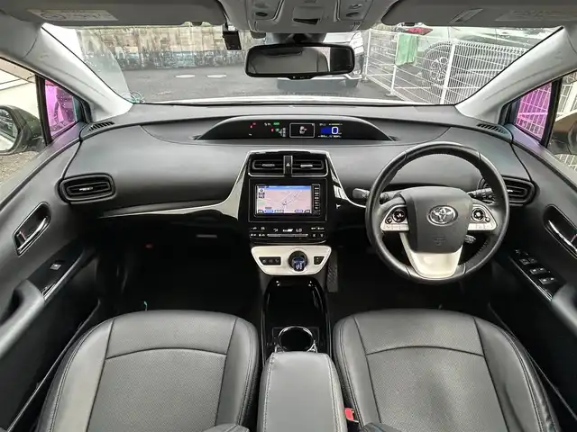 トヨタ プリウス Sセーフティプラス 佐賀県 2018(平30)年 4.1万km ホワイトパールクリスタルシャイン トヨタセーフティセンス/・プリクラッシュセーフティ/・レーダークルーズコントロール/・レーンディパーチャーアラート/・オートマチックハイビーム/インテリジェントクリアランスソナー/クリアランスソナー/パーキングアシスト/純正SDナビ/・バックカメラ/・TV/BT/CD/純正ドラレコ(DRT-H66A)/純正15インチAW/ETC/LEDヘッドライト/オートライト/オートワイパー/ドアバイザー/レザー調シートカバー/スペアキー×1/取扱説明書/保証書/ラルグス車高調車載
