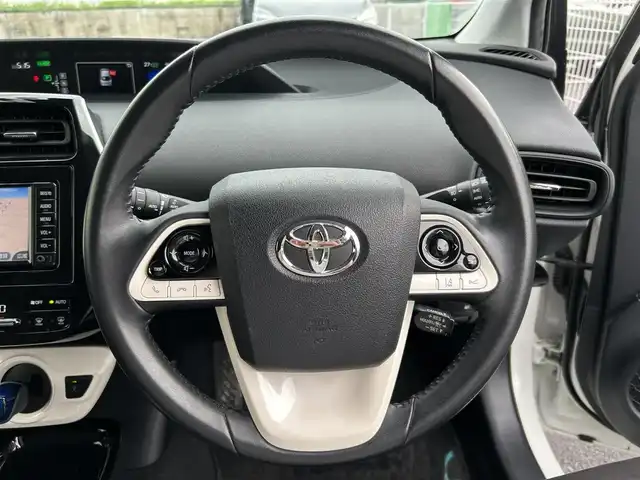 トヨタ プリウス Sセーフティプラス 佐賀県 2018(平30)年 4.1万km ホワイトパールクリスタルシャイン トヨタセーフティセンス/・プリクラッシュセーフティ/・レーダークルーズコントロール/・レーンディパーチャーアラート/・オートマチックハイビーム/インテリジェントクリアランスソナー/クリアランスソナー/パーキングアシスト/純正SDナビ/・バックカメラ/・TV/BT/CD/純正ドラレコ(DRT-H66A)/純正15インチAW/ETC/LEDヘッドライト/オートライト/オートワイパー/ドアバイザー/レザー調シートカバー/スペアキー×1/取扱説明書/保証書/ラルグス車高調車載