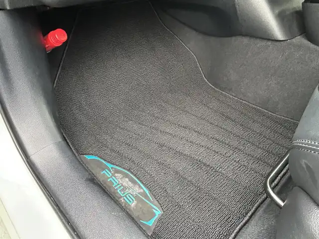 トヨタ プリウス Sセーフティプラス 佐賀県 2018(平30)年 4.1万km ホワイトパールクリスタルシャイン トヨタセーフティセンス/・プリクラッシュセーフティ/・レーダークルーズコントロール/・レーンディパーチャーアラート/・オートマチックハイビーム/インテリジェントクリアランスソナー/クリアランスソナー/パーキングアシスト/純正SDナビ/・バックカメラ/・TV/BT/CD/純正ドラレコ(DRT-H66A)/純正15インチAW/ETC/LEDヘッドライト/オートライト/オートワイパー/ドアバイザー/レザー調シートカバー/スペアキー×1/取扱説明書/保証書/ラルグス車高調車載