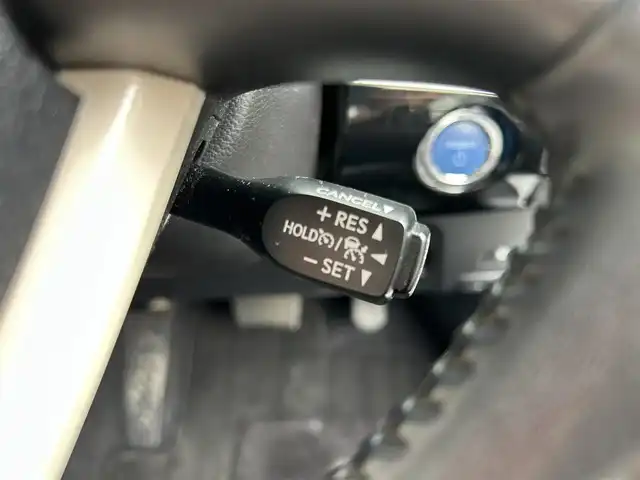 トヨタ プリウス Sセーフティプラス 佐賀県 2018(平30)年 4.1万km ホワイトパールクリスタルシャイン トヨタセーフティセンス/・プリクラッシュセーフティ/・レーダークルーズコントロール/・レーンディパーチャーアラート/・オートマチックハイビーム/インテリジェントクリアランスソナー/クリアランスソナー/パーキングアシスト/純正SDナビ/・バックカメラ/・TV/BT/CD/純正ドラレコ(DRT-H66A)/純正15インチAW/ETC/LEDヘッドライト/オートライト/オートワイパー/ドアバイザー/レザー調シートカバー/スペアキー×1/取扱説明書/保証書/ラルグス車高調車載