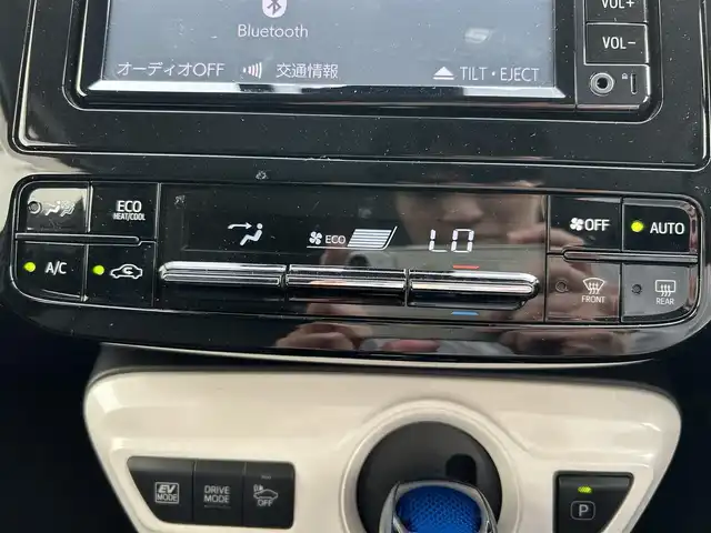 トヨタ プリウス Sセーフティプラス 佐賀県 2018(平30)年 4.1万km ホワイトパールクリスタルシャイン トヨタセーフティセンス/・プリクラッシュセーフティ/・レーダークルーズコントロール/・レーンディパーチャーアラート/・オートマチックハイビーム/インテリジェントクリアランスソナー/クリアランスソナー/パーキングアシスト/純正SDナビ/・バックカメラ/・TV/BT/CD/純正ドラレコ(DRT-H66A)/純正15インチAW/ETC/LEDヘッドライト/オートライト/オートワイパー/ドアバイザー/レザー調シートカバー/スペアキー×1/取扱説明書/保証書/ラルグス車高調車載