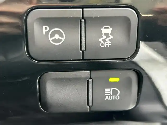 トヨタ プリウス Sセーフティプラス 佐賀県 2018(平30)年 4.1万km ホワイトパールクリスタルシャイン トヨタセーフティセンス/・プリクラッシュセーフティ/・レーダークルーズコントロール/・レーンディパーチャーアラート/・オートマチックハイビーム/インテリジェントクリアランスソナー/クリアランスソナー/パーキングアシスト/純正SDナビ/・バックカメラ/・TV/BT/CD/純正ドラレコ(DRT-H66A)/純正15インチAW/ETC/LEDヘッドライト/オートライト/オートワイパー/ドアバイザー/レザー調シートカバー/スペアキー×1/取扱説明書/保証書/ラルグス車高調車載