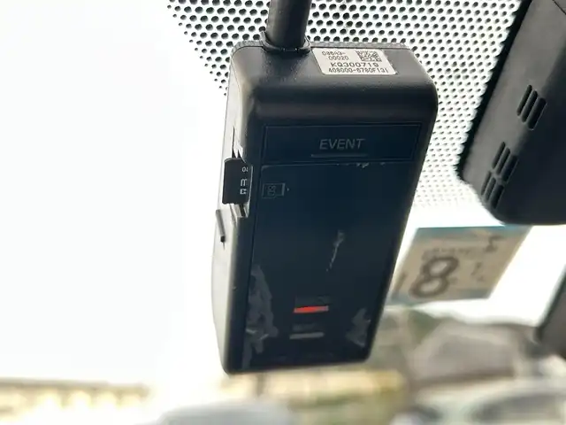 トヨタ プリウス Sセーフティプラス 佐賀県 2018(平30)年 4.1万km ホワイトパールクリスタルシャイン トヨタセーフティセンス/・プリクラッシュセーフティ/・レーダークルーズコントロール/・レーンディパーチャーアラート/・オートマチックハイビーム/インテリジェントクリアランスソナー/クリアランスソナー/パーキングアシスト/純正SDナビ/・バックカメラ/・TV/BT/CD/純正ドラレコ(DRT-H66A)/純正15インチAW/ETC/LEDヘッドライト/オートライト/オートワイパー/ドアバイザー/レザー調シートカバー/スペアキー×1/取扱説明書/保証書/ラルグス車高調車載