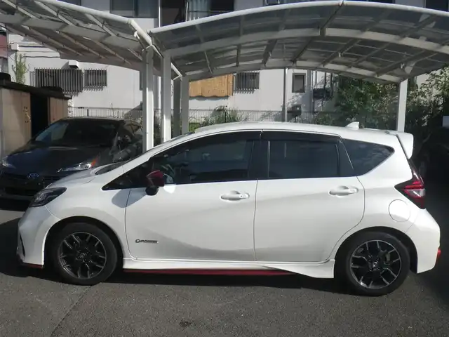 日産 ノート e－パワー ニスモ 神奈川県 2017(平29)年 8.2万km ブリリアントホワイトパール インテリジェントアラウンドビューモニター/・フロント/バックソナー/・アラウンドビューモニター（スマートルームミラー）/・ドアミラーヒーター/ワンオーナー/純正SDナビ　フルセグTV/（Bluetooth/DVD再生可/SD/Mストッカー/USB）/アラウンドビューモニター/スマートルームミラー/LEDヘッドランプ/エマージェンシーブレーキ/車線逸脱警報/マルチラゲッジボード/ドアミラー自動格納装置/インテリキーx2/ETC/点検記録（全て日産ディーラーで実施）/　30/4  R1/5  R2/5  R3/5/ R4/5  R5/5  R7/7/6ヶ月点検記録（全て日産ディーラーで実施）/　30/10  R1/11  R2/10  R3/10/ R4/10  R5/10  R6/12